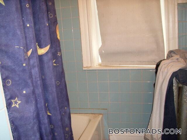 Building Photo - 208 Kelton St