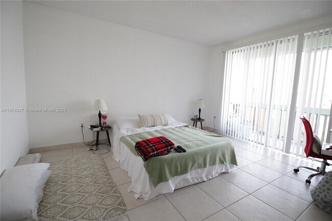 Building Photo - 1591 NE Miami Gardens Dr
