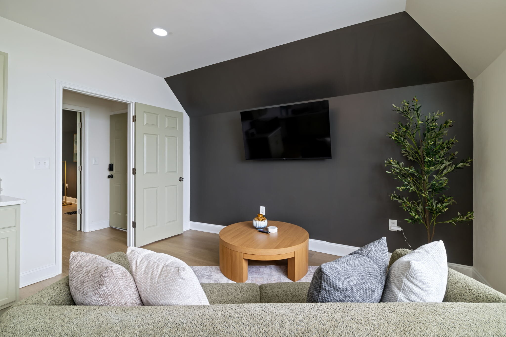 Smart TV - 845 Chislett St