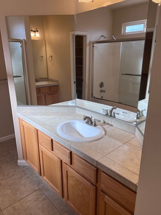 Building Photo - 3 bedroom, 2 bathroom house located in the desirable neighborhood