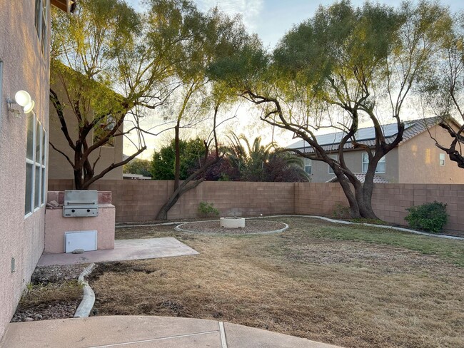 Building Photo - 5BD 3.5 BTH Two Story Home Available in Lo...