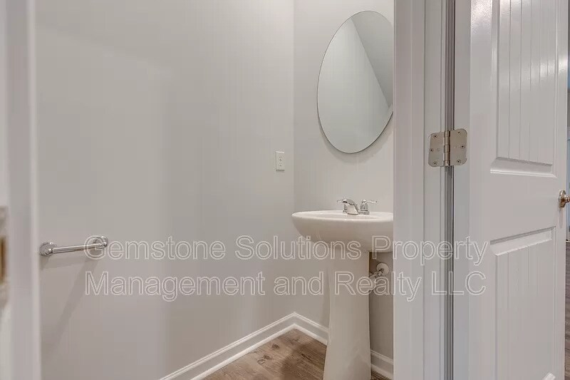 Building Photo - 608 Clifford Hts