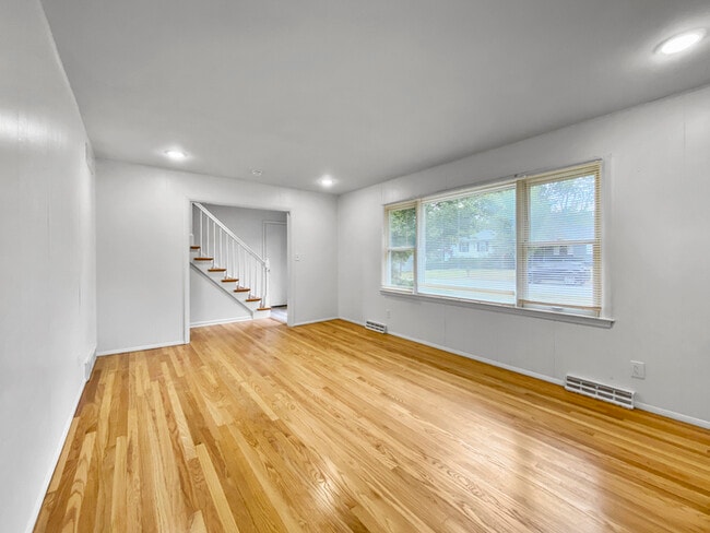 Building Photo - Charming and Spacious 4-Bedroom, 2-Bathroo...