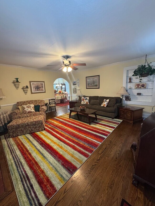 Building Photo - Knoxville 37917 - 2 bedroom, 1 bath - call Lisa Vineyard 865-216-9334