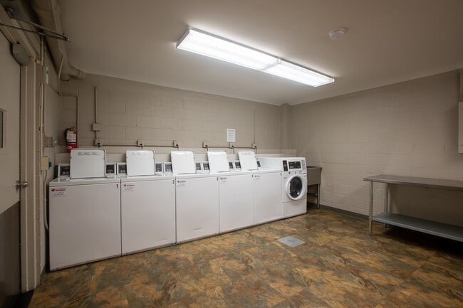 Building Photo - Lovely Studio Unit with 1 BA Condo in Wood...