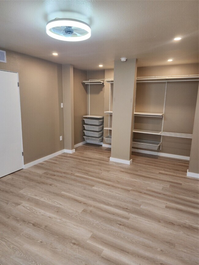 Building Photo - 513 S Post Oak Ln