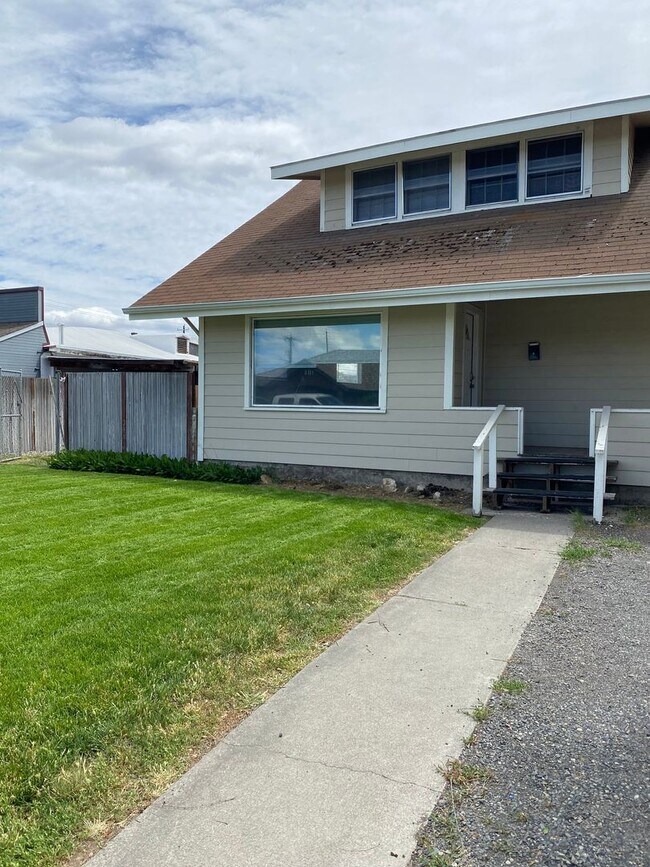 Building Photo - Big Home, Big Possibilities! 6 bed 2 bath in Selah!