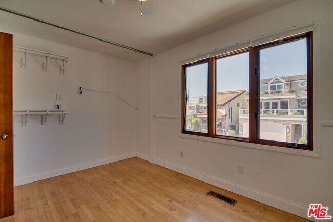 Building Photo - 127 Abalone Ave