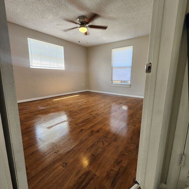 Building Photo - 3/2 Corner Lot Home