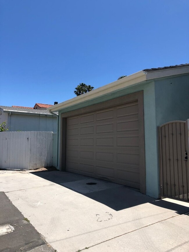 Building Photo - Three-story downtown home two blocks from ...