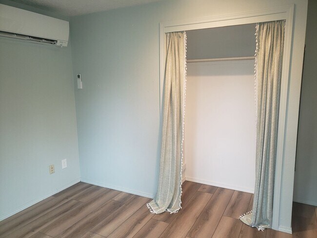 Building Photo - Adorable One-Level House with Huge Backyard in Vancouver!