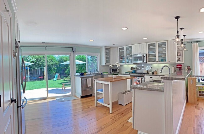 Building Photo - Beautiful 3 Bedroom, 2 Bathroom Remodeled Home & Solar!