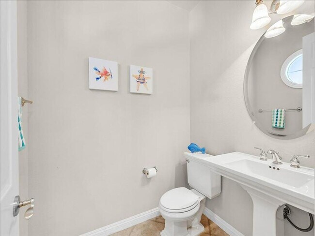Building Photo - Luxury living in guard gated Resort Villas...