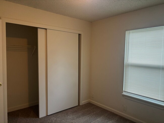 Building Photo - 3 Bedroom 2 Bath