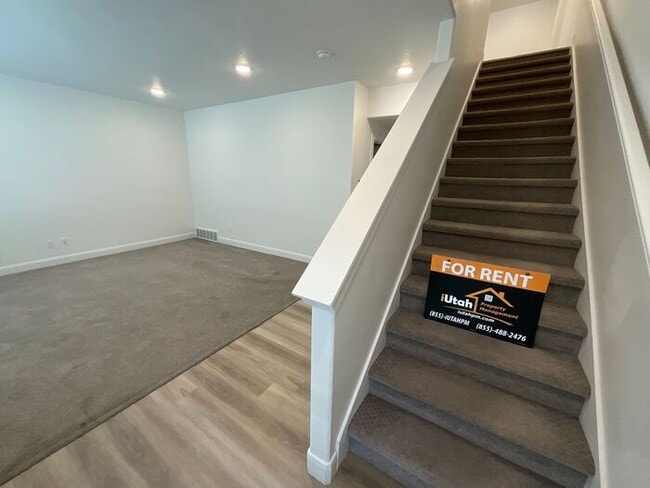 Building Photo - 4 Bedroom 3 Bath 2200 Sq ft Home 2 Car Garage.