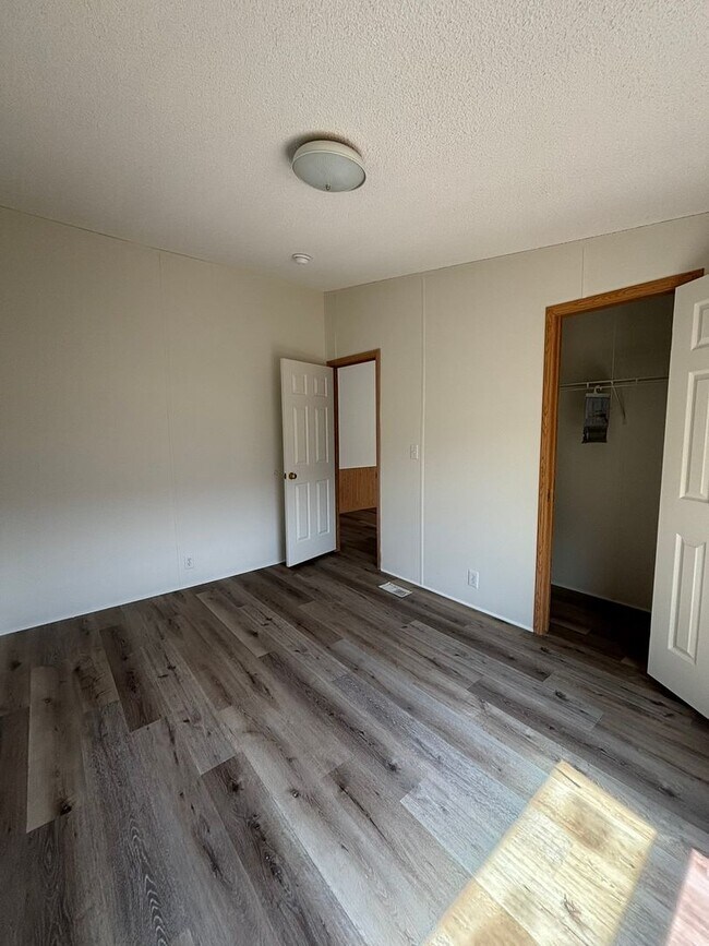 Building Photo - 221 Silver Maple Dr