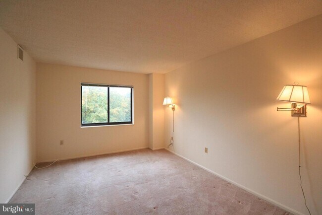 Building Photo - 15107 Interlachen Dr