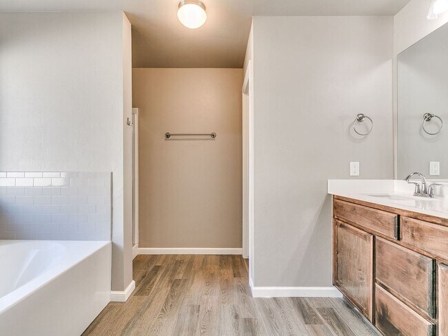 Building Photo - 3 bedroom, 2 bathroom, 2 car garage