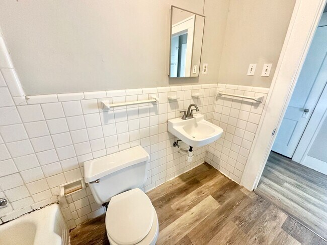 Building Photo - 2613 N Elm St