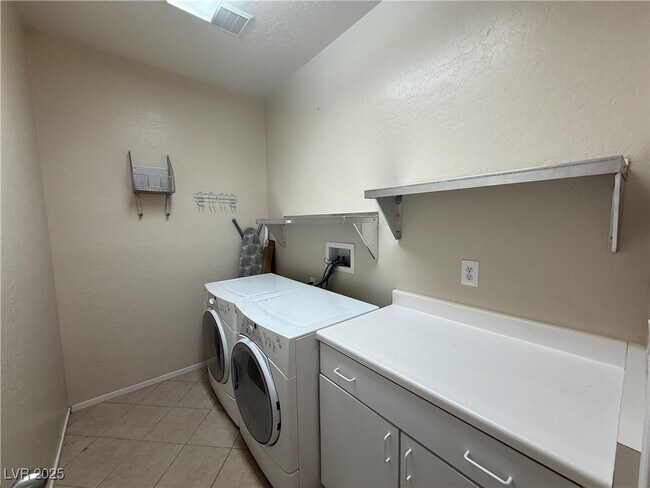 Building Photo - 2739 Mintlaw Ave