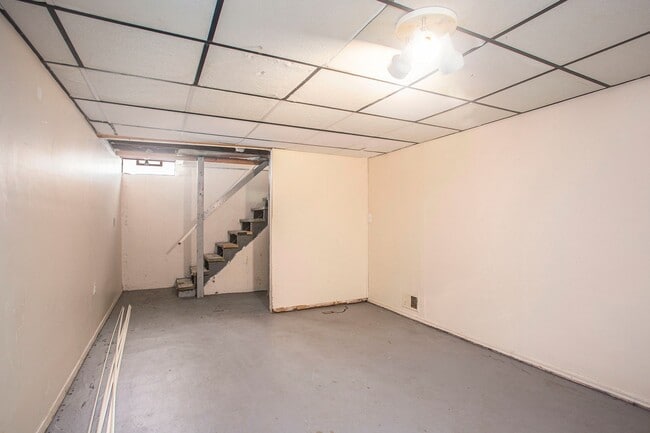 Building Photo - AVAILABLE MID-JULY!! 3 Bedroom, 1.5 Single...