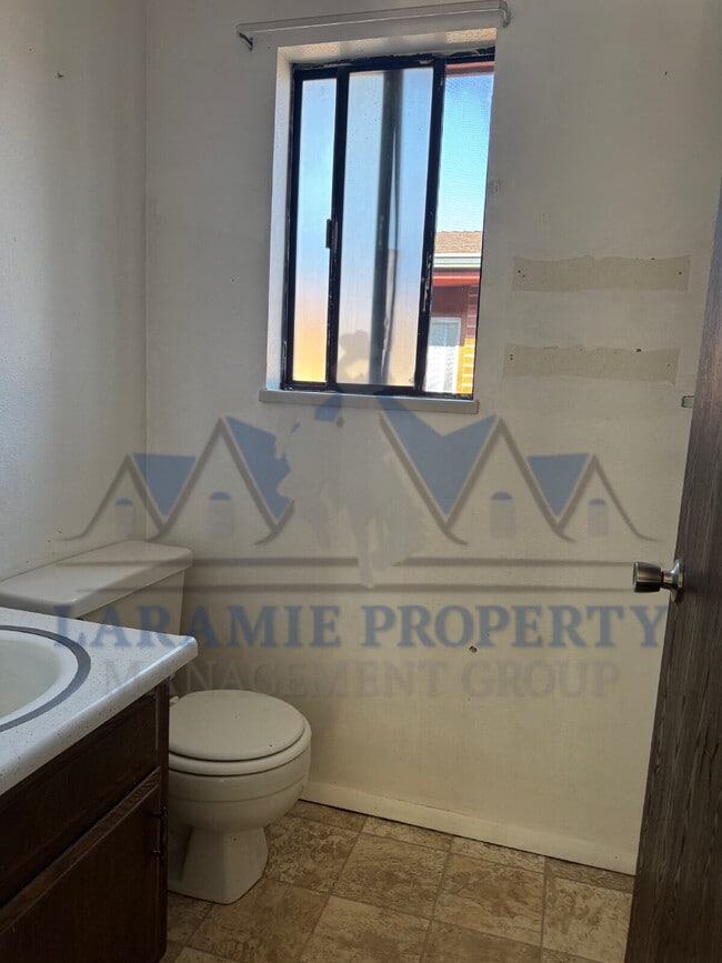 Building Photo - 4 Bed 1.5 Bath Townhouse Style Apartment