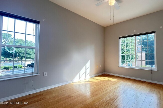 Building Photo - 610 Fairway Dr