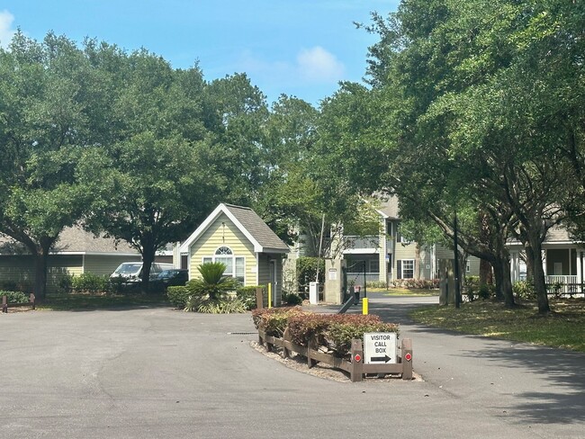 Building Photo - Gated Community, Minutes to the beach, sho...