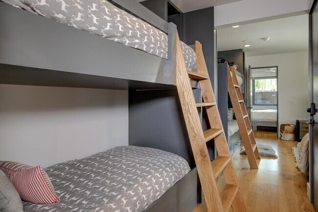 Building Photo - 17 Lakewood Dr