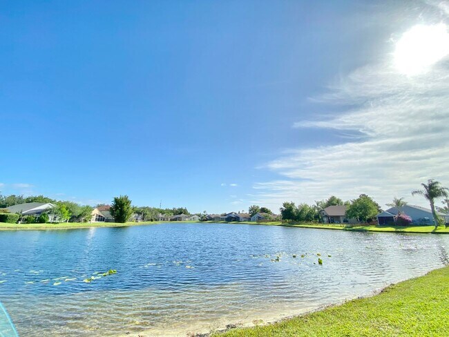 Building Photo - Beautiful Home with Water View in Waterford Lakes!