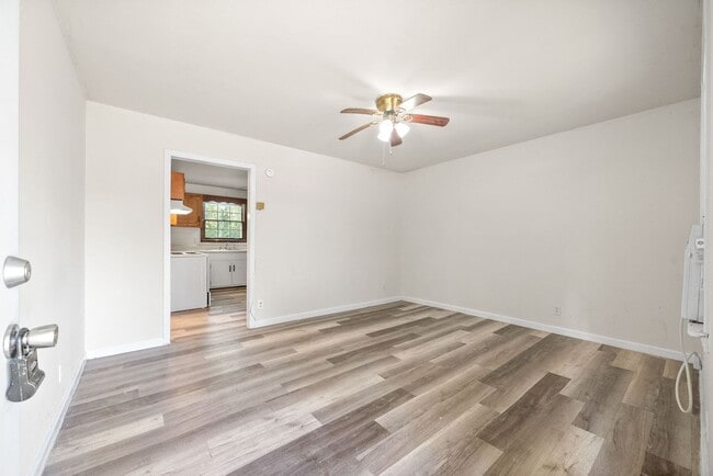 Building Photo - 2 Bedroom Pet Friendly Home For Rent!