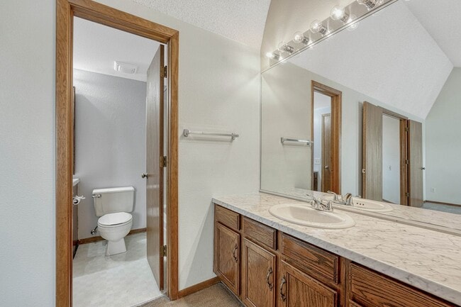 Building Photo - Move-In Ready Townhome with Garage & Great Amenities!