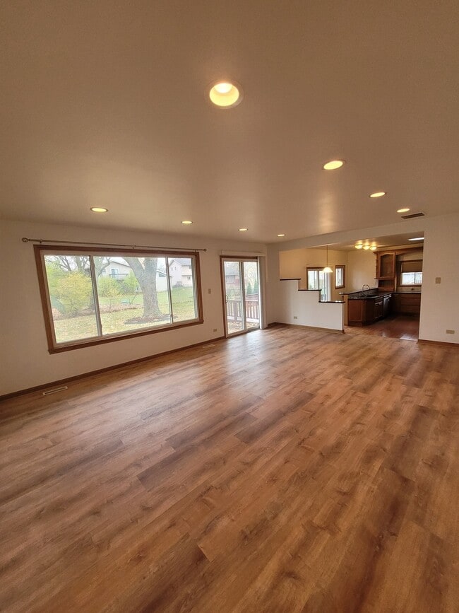Building Photo - 364 N Everett Dr