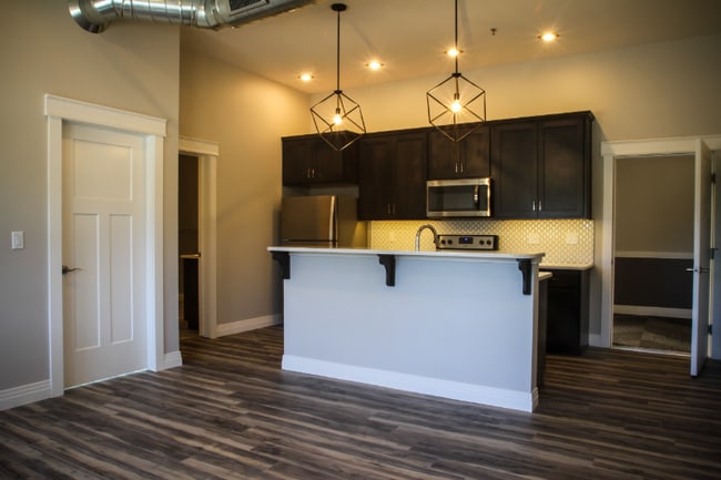 Building Photo - 218 E 7th St