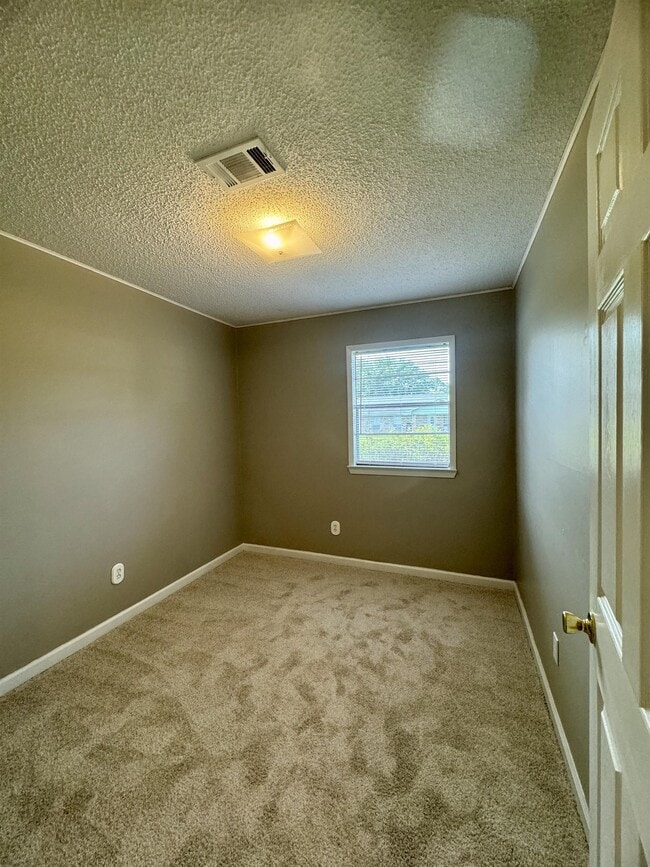 Building Photo - 2085 Trailwood Dr