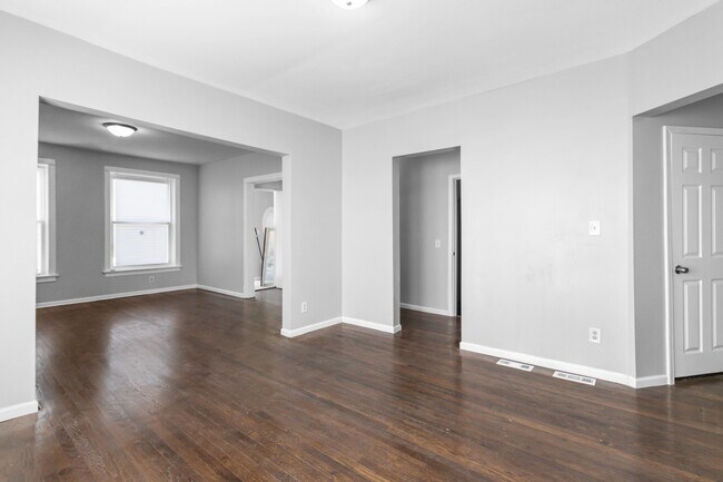 Building Photo - 7559 S Union Ave