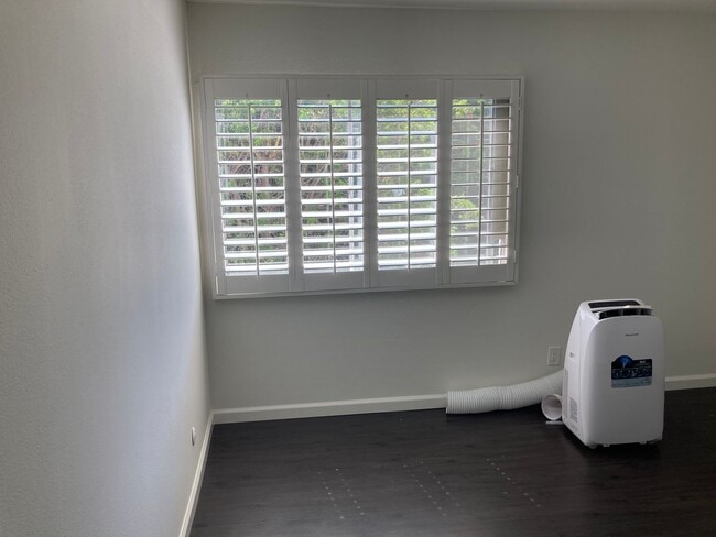 Building Photo - Updated two bedroom two bath in Fox Hills ...