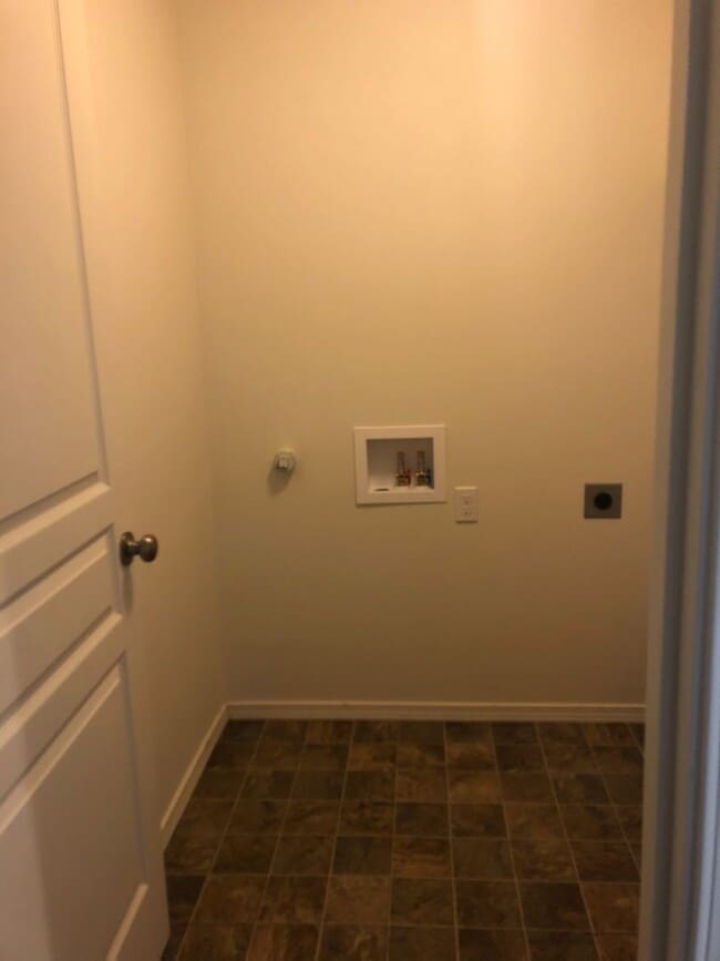 Building Photo - Cozy Home with Private Backyard!