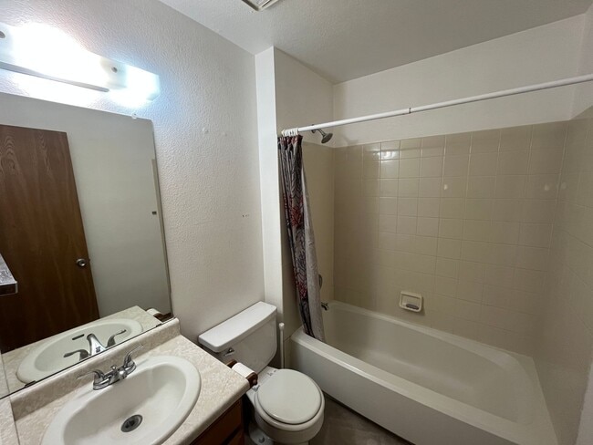 Building Photo - Beautiful 3 bed 2 1/2 bath with 2 car garage! (NEW PICTURES TO COME!!)