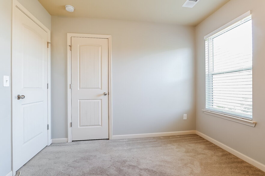 Building Photo - 494 Lobdale Falls Dr