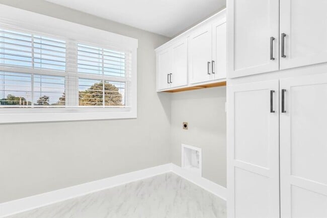 Building Photo - 166 Sango Dr