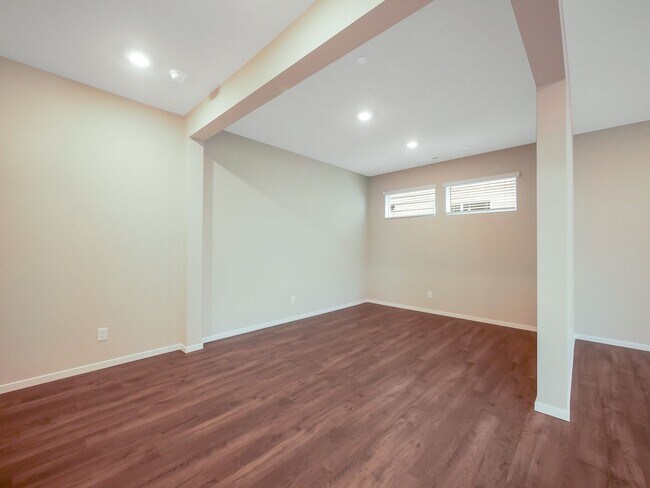 Building Photo - 4 Bed and 2.5 Bath Stunning Single-family ...