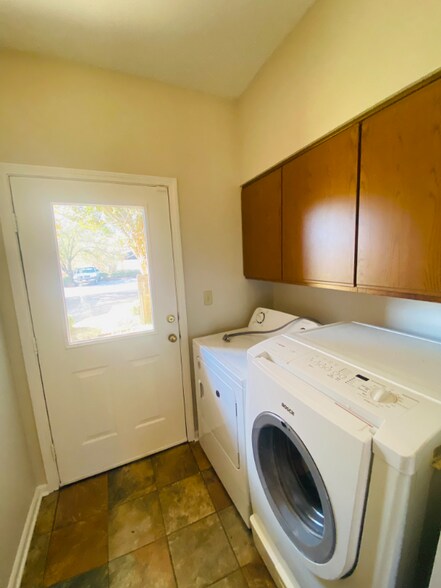 Building Photo - 1116 Hunter's Lake Dr