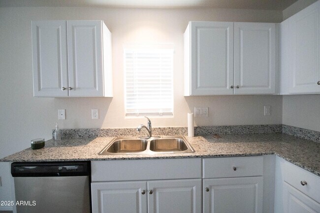 Building Photo - 1675 E Judi St