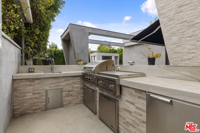 Building Photo - 5365 Vanalden Ave