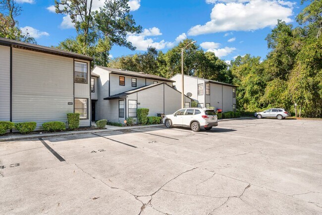 Building Photo - Spacious 3/2 Townhome in Highly Sought-After Marchwood – Available Now!