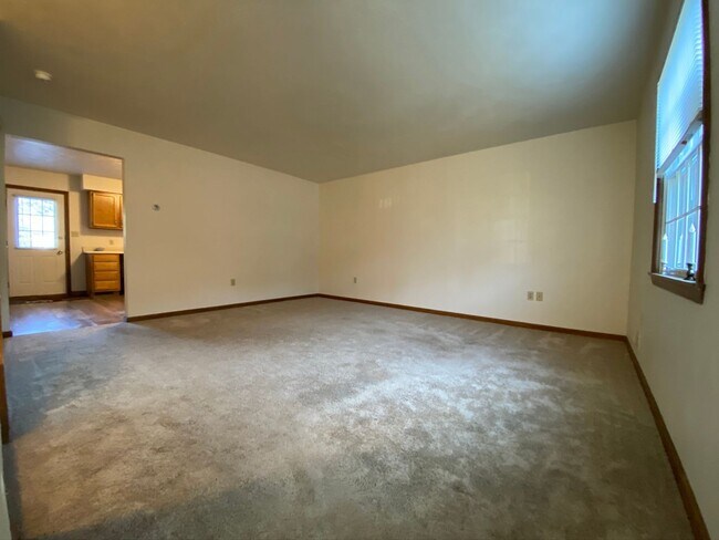 Building Photo - Wonderful 2BR Townhouse with Equipped Kitc...