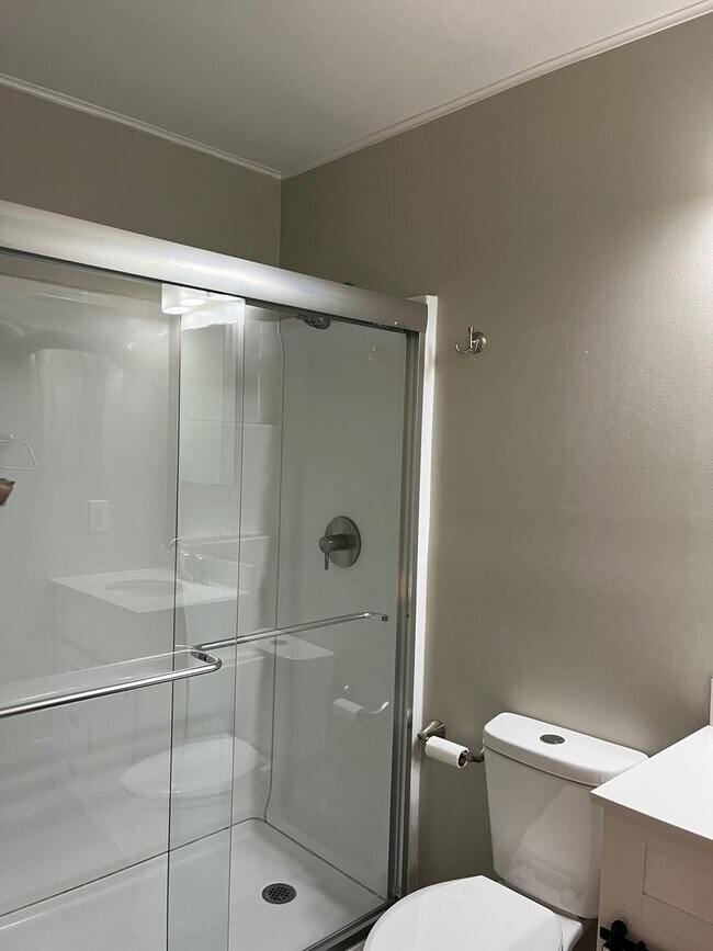 Building Photo - 3 Bedroom / 1 Bath  Johnson City, TN