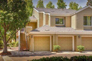 Building Photo - 1711 Parkview Green Cir