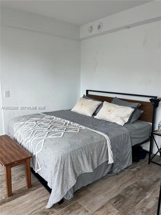 Building Photo - 650 NE 32nd St